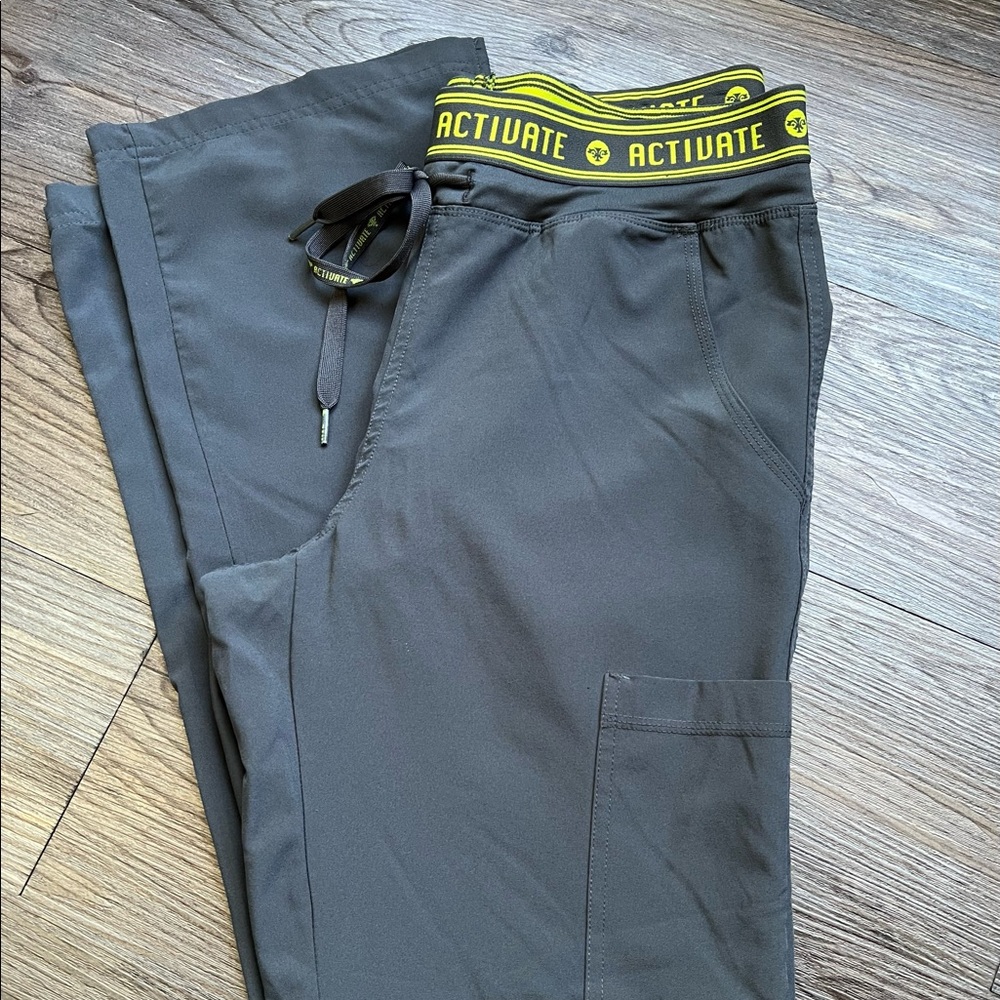 Med Couture Activate Women's Yoga Scrub Cargo Size Small Gray fit like medium